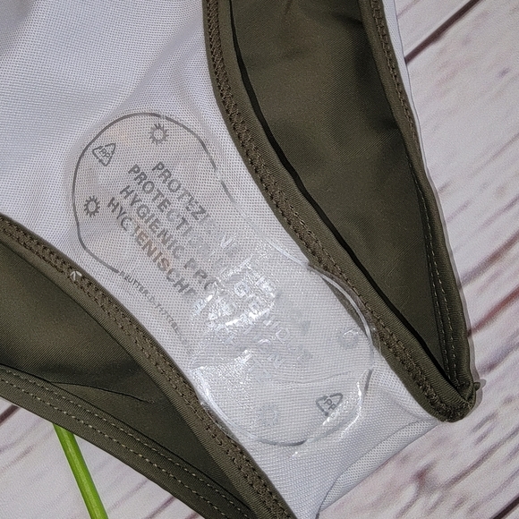 Cupshe Cheeky Gal One Piece Swimsuit - Picture 7 of 10